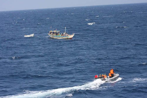 中韩护航直升机在亚丁湾共同应对疑似海盗艇