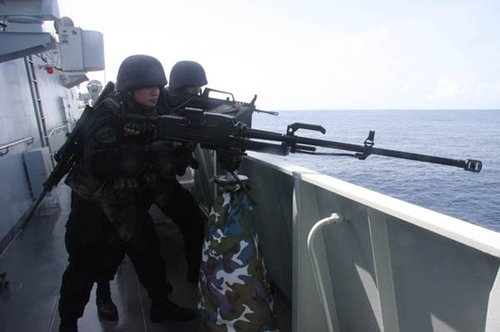 中韩护航直升机在亚丁湾共同应对疑似海盗艇